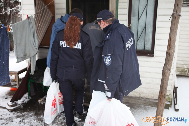 Policja i Caritas odwiedzili bezdomnych (8.01.2016) Foto: www.wielkopolska.policja.gov.pl Policja i Caritas odwiedzili bezdomnych (8.01.2016) Foto: www.wielkopolska.policja.gov.pl
