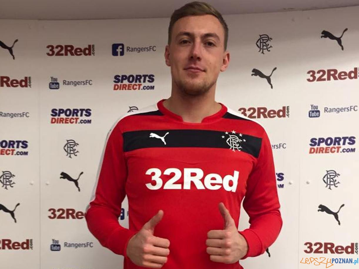 Maciej Gostomski po podpisaniu kontraktu z RangersFC Foto: FabrykaFutbolu / Facebook Maciej Gostomski po podpisaniu kontraktu z RangersFC Foto: FabrykaFutbolu / Facebook