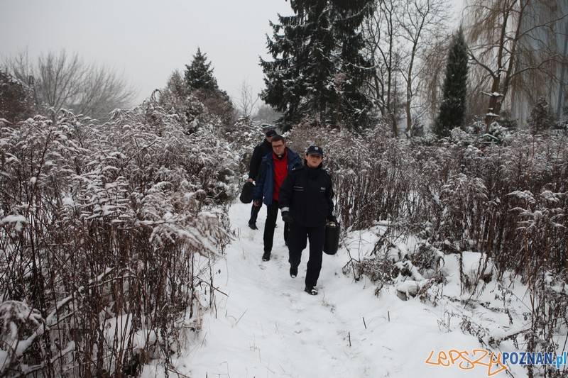 Policja i Caritas odwiedzili bezdomnych (8.01.2016) Foto: www.wielkopolska.policja.gov.pl Policja i Caritas odwiedzili bezdomnych (8.01.2016) Foto: www.wielkopolska.policja.gov.pl