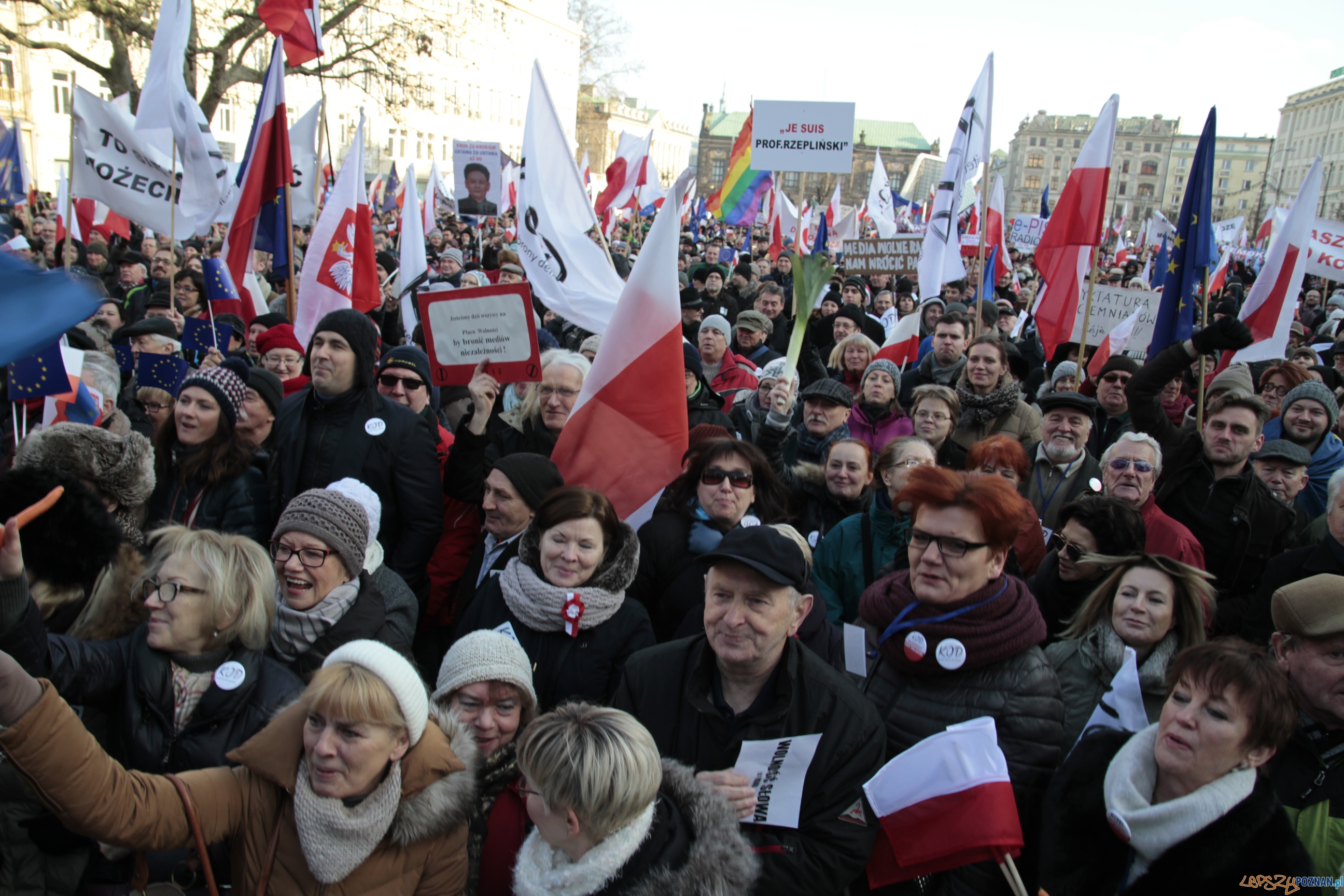 Szybka migawka - protest w obronie mediów Foto: LepszyPOZNAN.pl / Pawel Rychter Szybka migawka - protest w obronie mediów Foto: LepszyPOZNAN.pl / Pawel Rychter