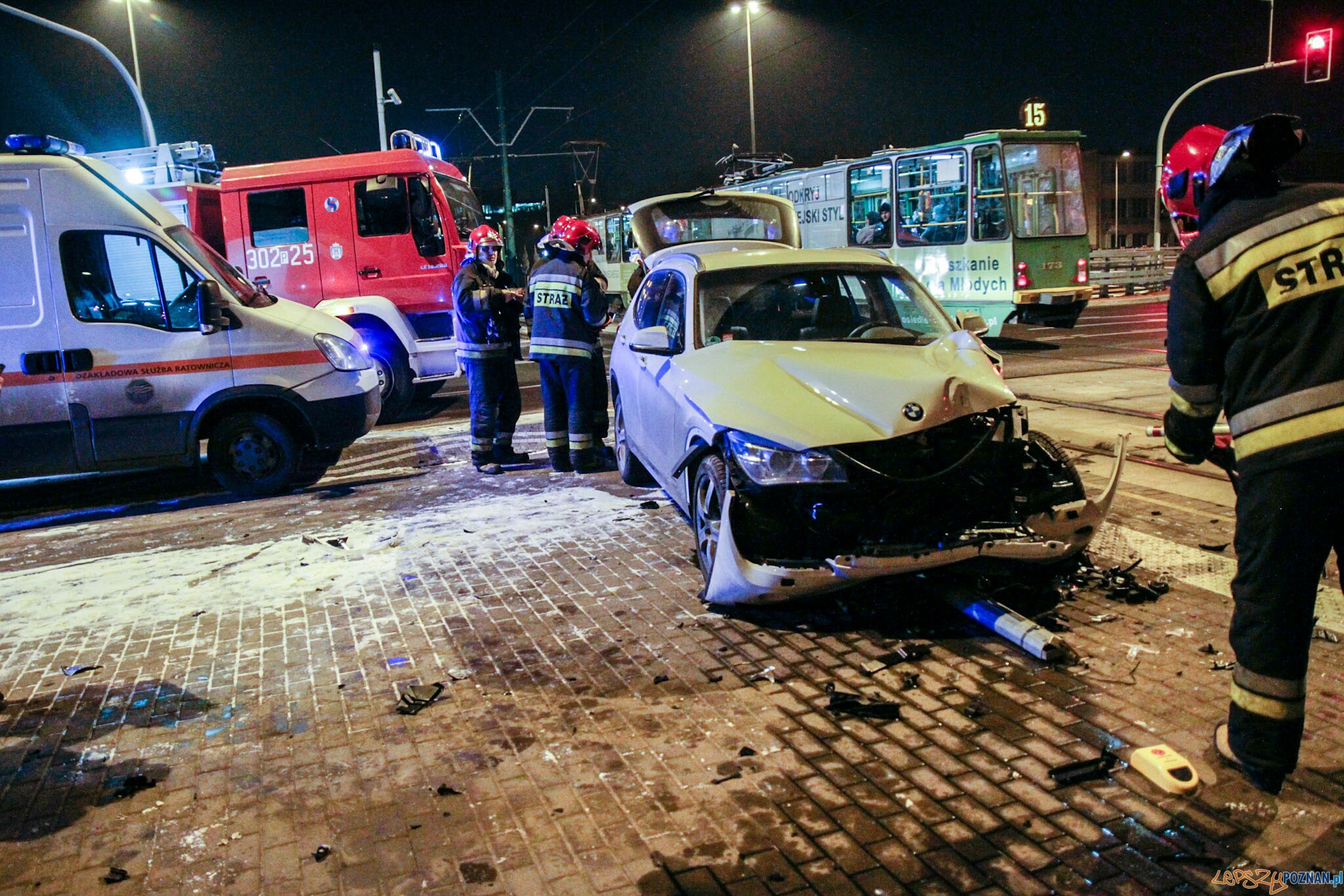 Zderzenie bimby z autem rondo Skubiszewskiego Foto: lepszyPOZNAN.pl / Paweł Rychter Zderzenie bimby z autem rondo Skubiszewskiego Foto: lepszyPOZNAN.pl / Paweł Rychter