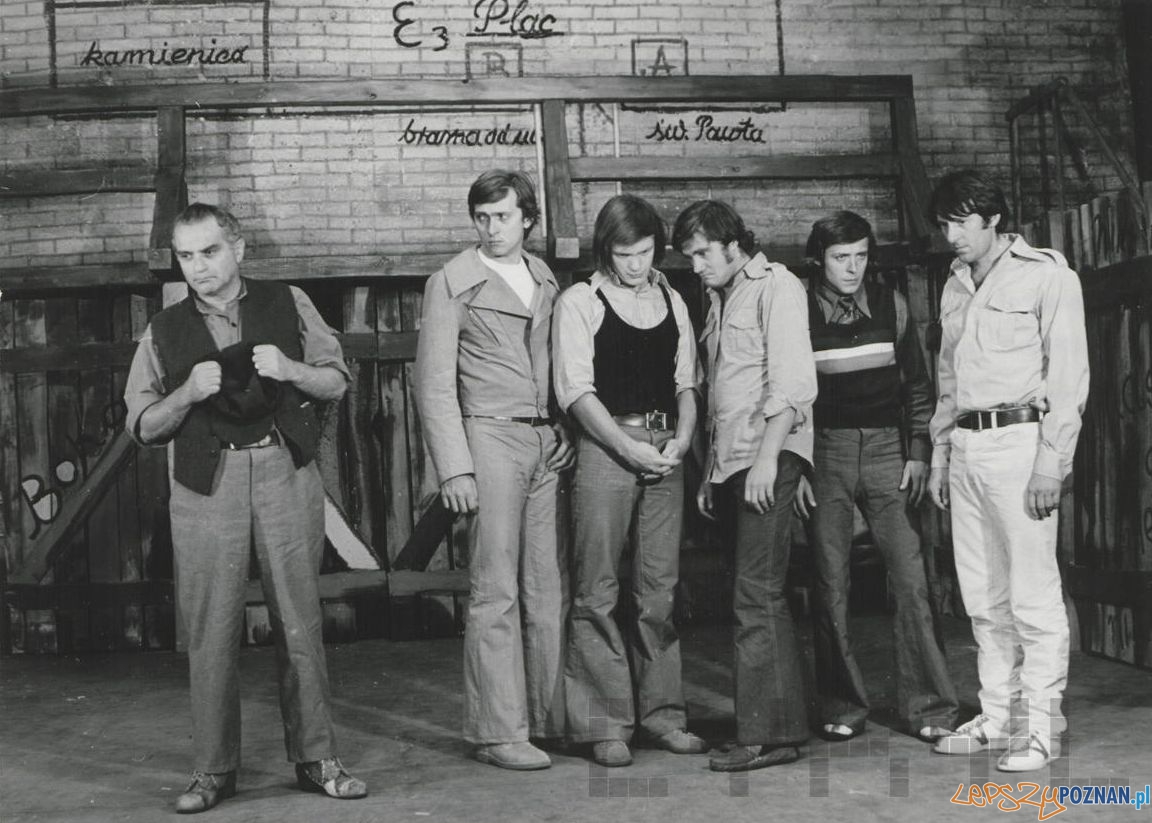 "Chłopcy z Placu Broni" Ferenca Molnara w Teatrze Nowym Nowy (1973-1974) Foto: Grażyna Wyszomirska / Biblioteka Raczyńskich / Cyryl "Chłopcy z Placu Broni" Ferenca Molnara w Teatrze Nowym Nowy (1973-1974) Foto: Grażyna Wyszomirska / Biblioteka Raczyńskich / Cyryl