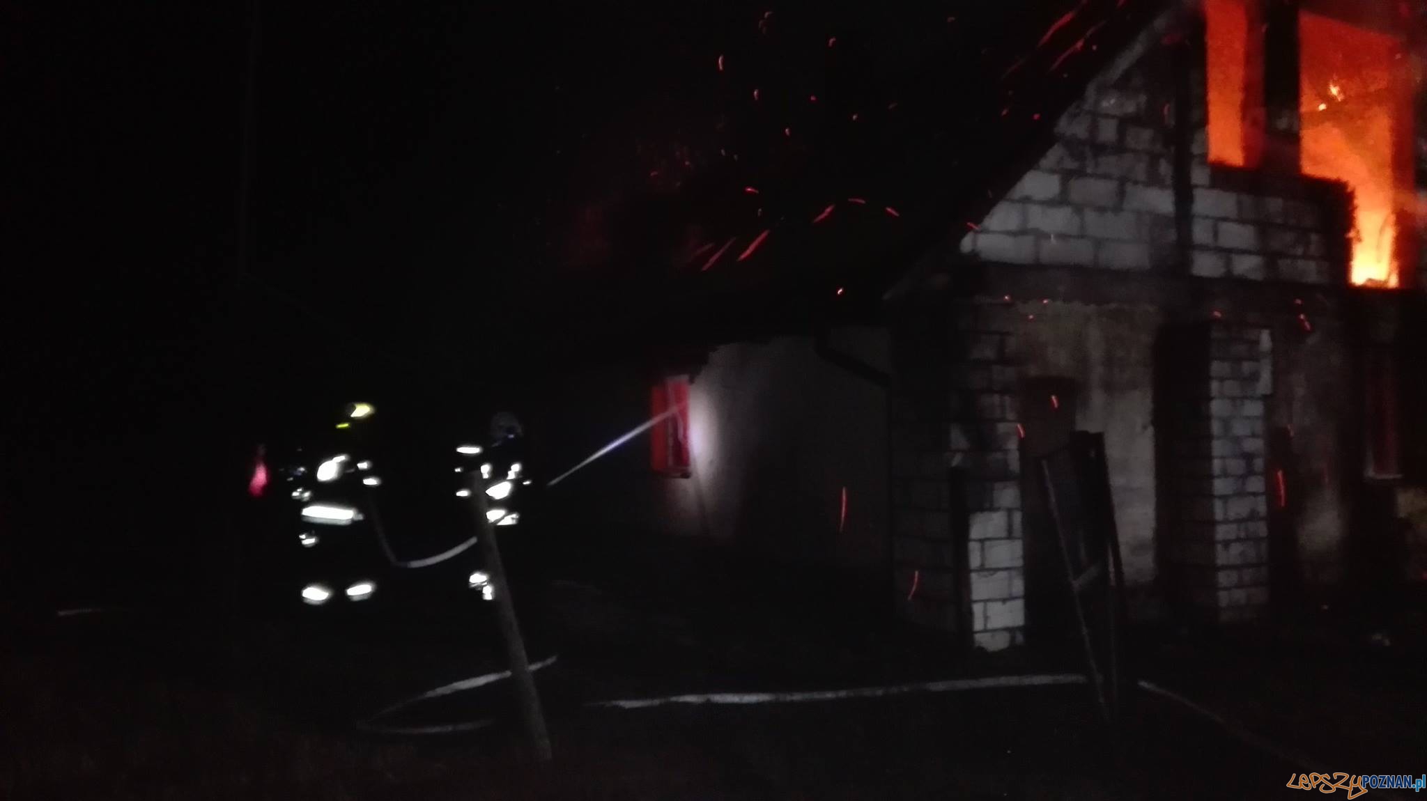 Poranny pożar domu Foto: OSP Skoki / T. Przykucki, K. Wontroba Poranny pożar domu Foto: OSP Skoki / T. Przykucki, K. Wontroba