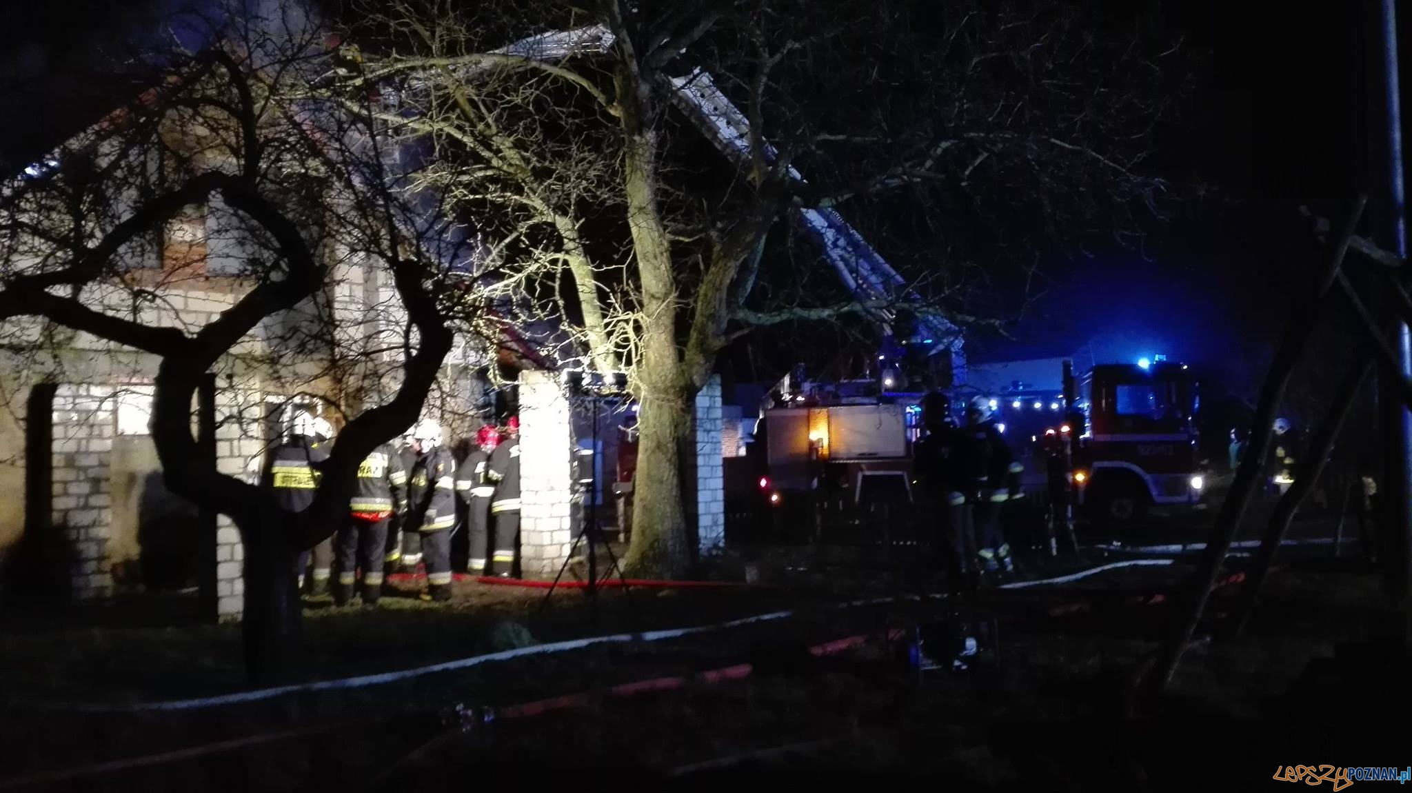 Poranny pożar domu Foto: OSP Skoki / T. Przykucki, K. Wontroba Poranny pożar domu Foto: OSP Skoki / T. Przykucki, K. Wontroba