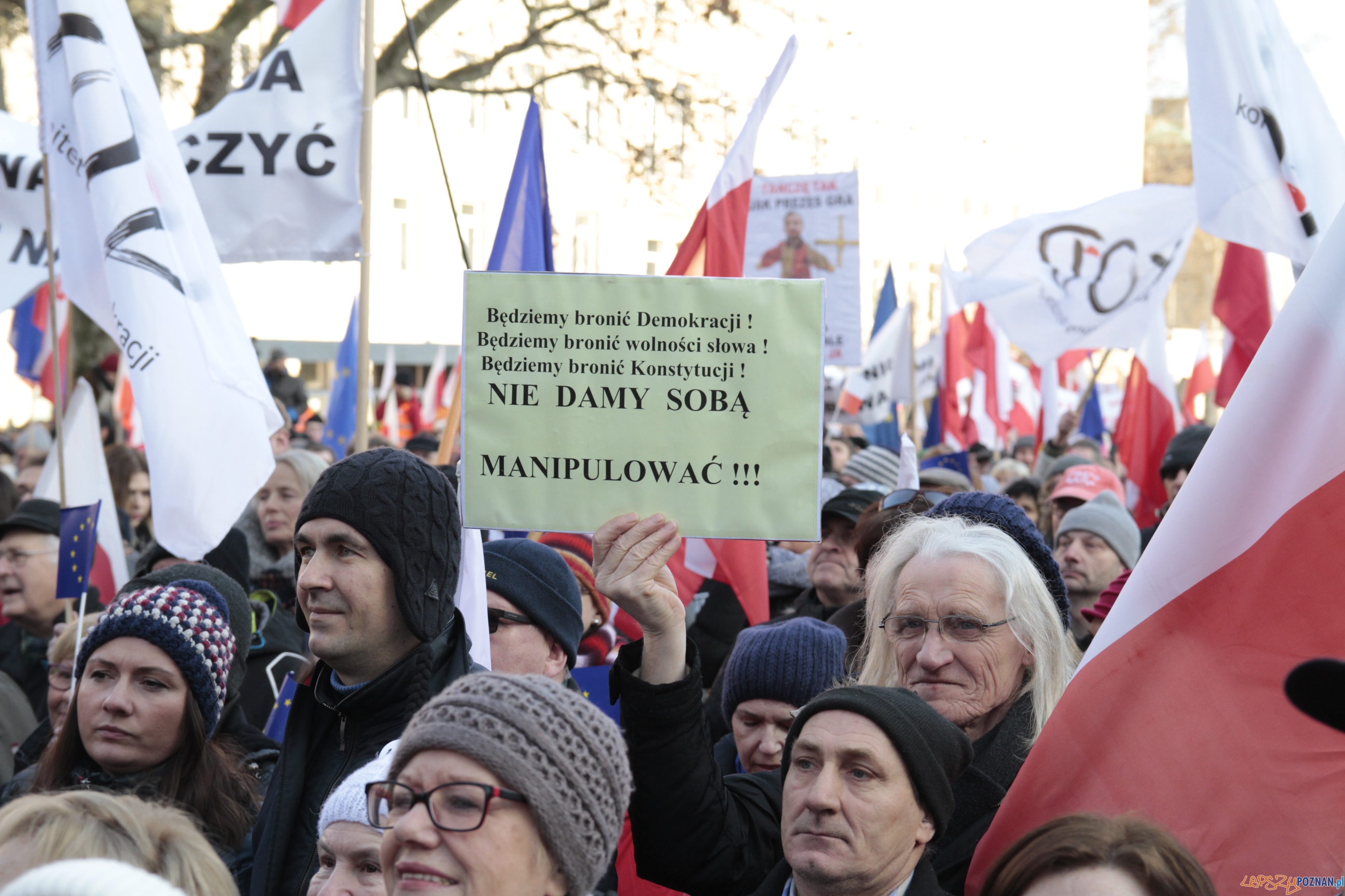 Szybka migawka - protest w obronie mediów Foto: LepszyPOZNAN.pl / Pawel Rychter Szybka migawka - protest w obronie mediów Foto: LepszyPOZNAN.pl / Pawel Rychter