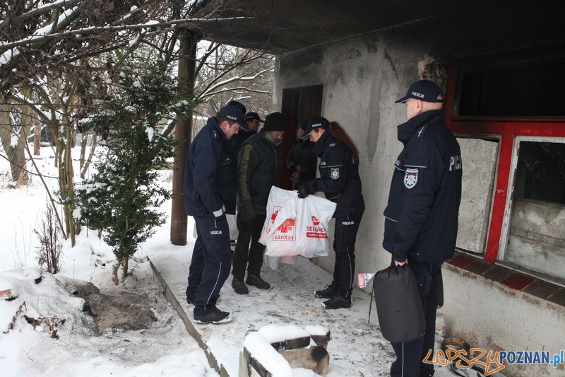 Policja i Caritas odwiedzili bezdomnych (8.01.2016) Foto: www.wielkopolska.policja.gov.pl Policja i Caritas odwiedzili bezdomnych (8.01.2016) Foto: www.wielkopolska.policja.gov.pl