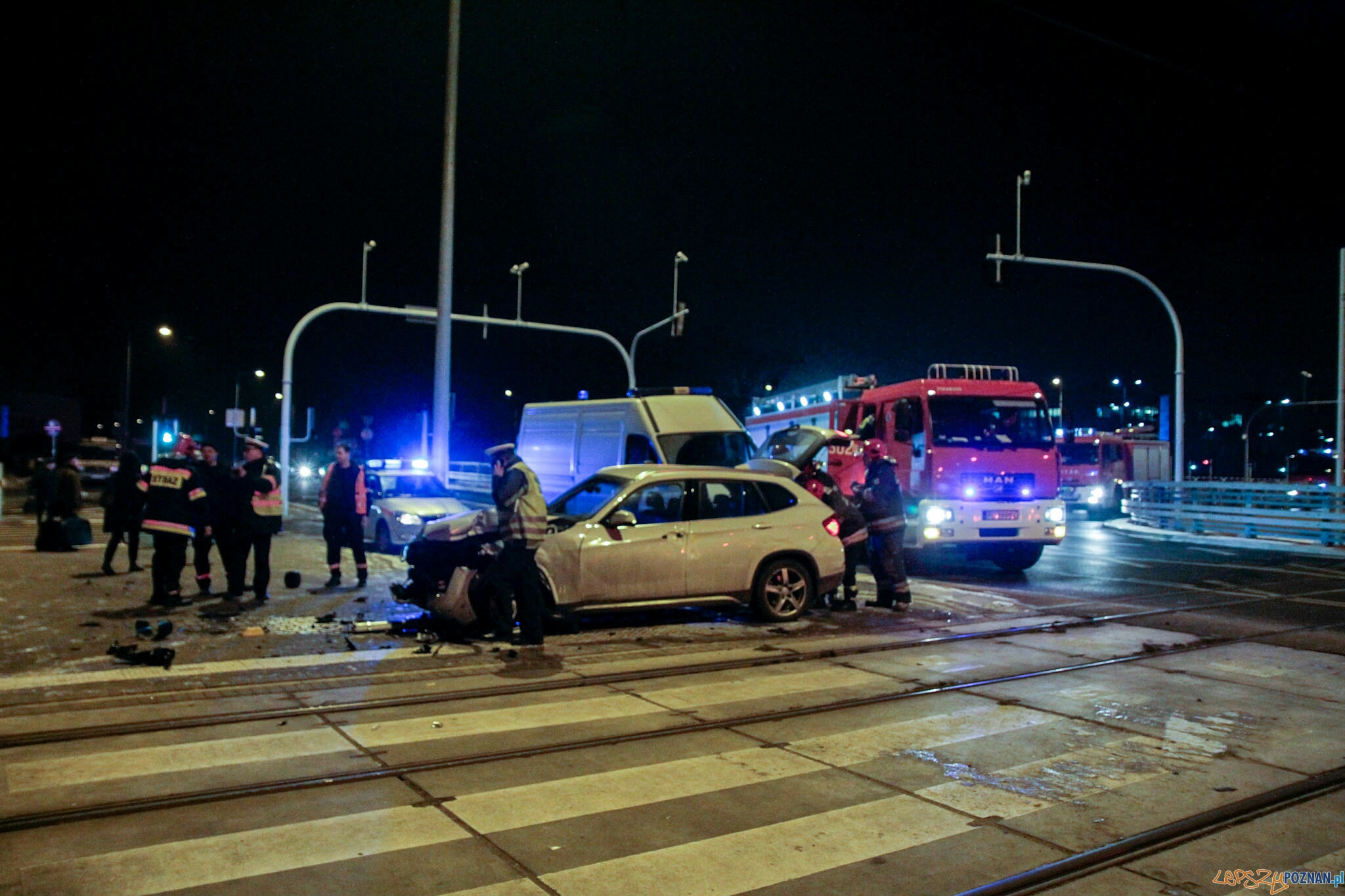 Zderzenie bimby z autem rondo Skubiszewskiego Foto: lepszyPOZNAN.pl / Paweł Rychter Zderzenie bimby z autem rondo Skubiszewskiego Foto: lepszyPOZNAN.pl / Paweł Rychter