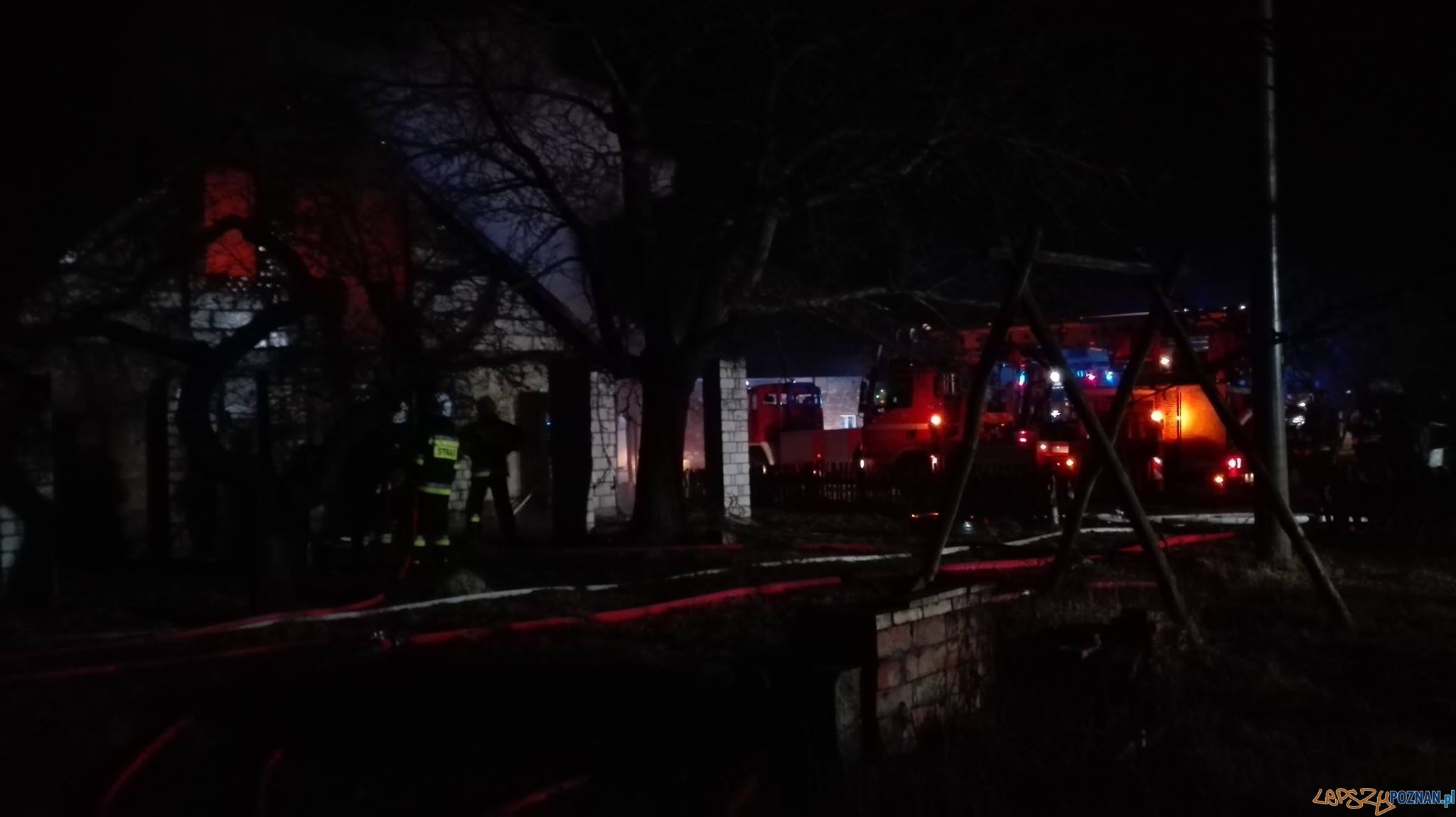 Poranny pożar domu Foto: OSP Skoki / T. Przykucki, K. Wontroba Poranny pożar domu Foto: OSP Skoki / T. Przykucki, K. Wontroba