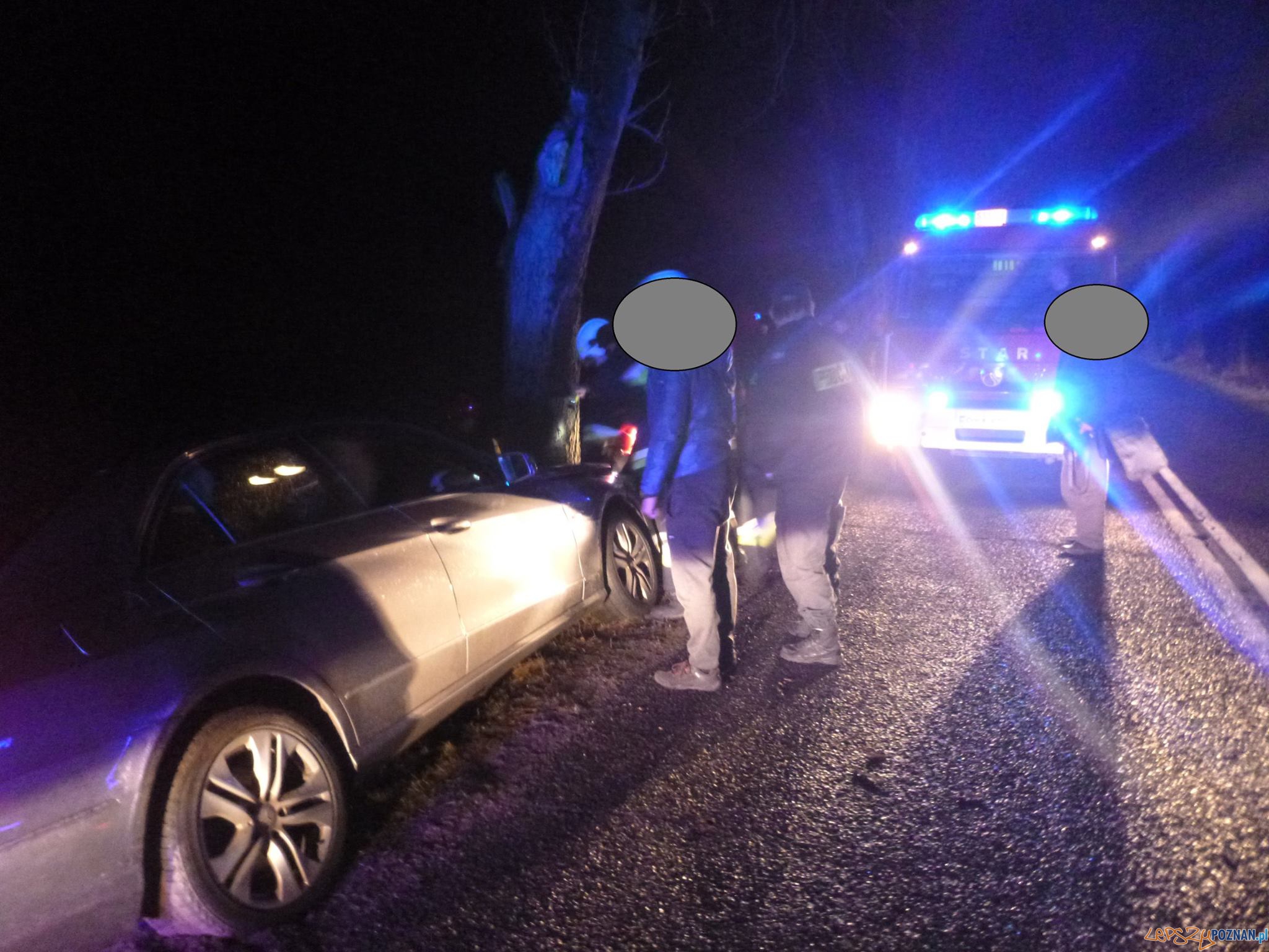 Jazda zakończona na drzewie Foto: OSP Skoki Jazda zakończona na drzewie Foto: OSP Skoki