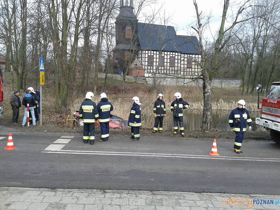 Samochód (prawie) w stawie Foto: OSP Gułtowy Samochód (prawie) w stawie Foto: OSP Gułtowy