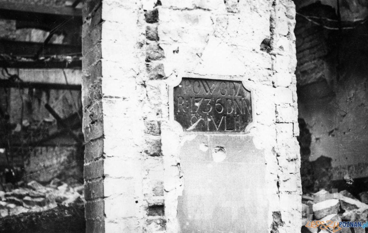 Tabliczka dokumentująca powódż w 1736 r. (zdjęcie z 1945 r.) Foto: Zbigniew Zielonacki / Cyryl Tabliczka dokumentująca powódż w 1736 r. (zdjęcie z 1945 r.) Foto: Zbigniew Zielonacki / Cyryl