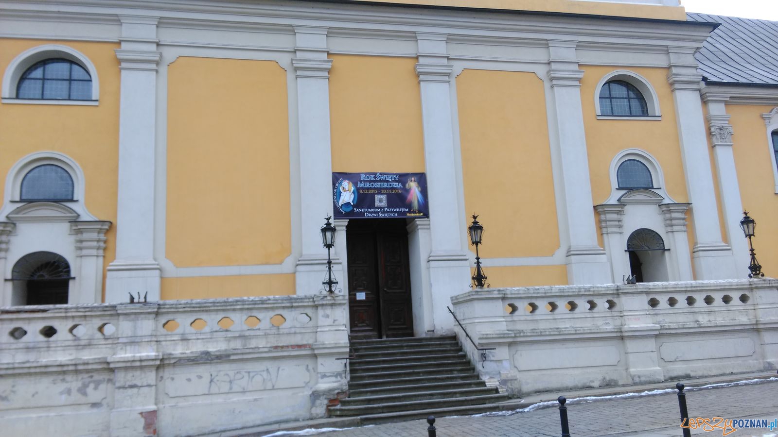 Baner na Kościele Franciszkanów Foto: Tomasz Dworek Baner na Kościele Franciszkanów Foto: Tomasz Dworek