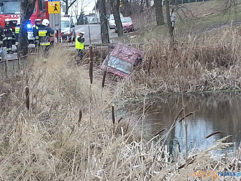 Samochód (prawie) w stawie Foto: OSP Kostrzyn Samochód (prawie) w stawie Foto: OSP Kostrzyn
