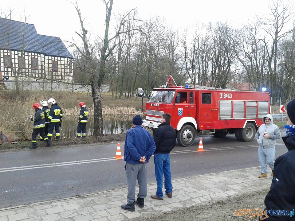 Samochód (prawie) w stawie Foto: OSP Gułtowy Samochód (prawie) w stawie Foto: OSP Gułtowy