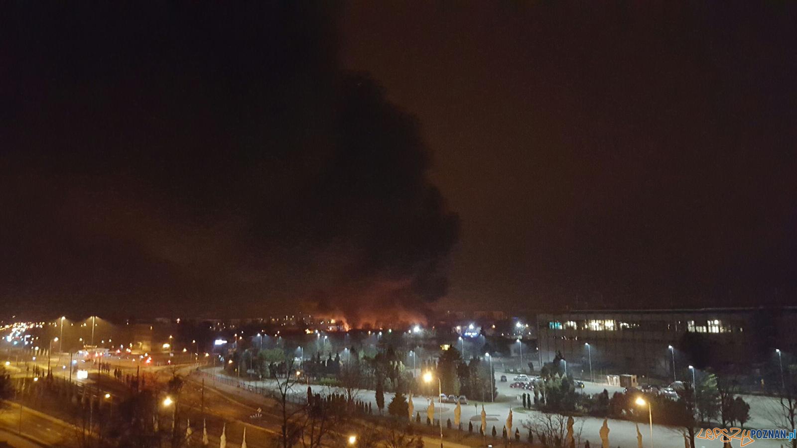 Płonący magazyn przy Smoluchowskiego Foto: news@lepszypoznan.pl / Mikołaj Płonący magazyn przy Smoluchowskiego Foto: news@lepszypoznan.pl / Mikołaj