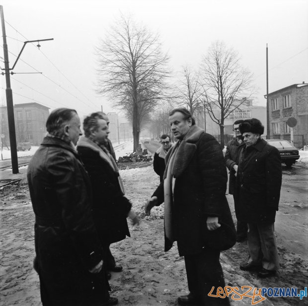 Władze partyjne Poznania na otwarciu trasy tramwajowe na Winiary - 8 lutego 1980 Foto: Marian Strenk / MPK Władze partyjne Poznania na otwarciu trasy tramwajowe na Winiary - 8 lutego 1980 Foto: Marian Strenk / MPK