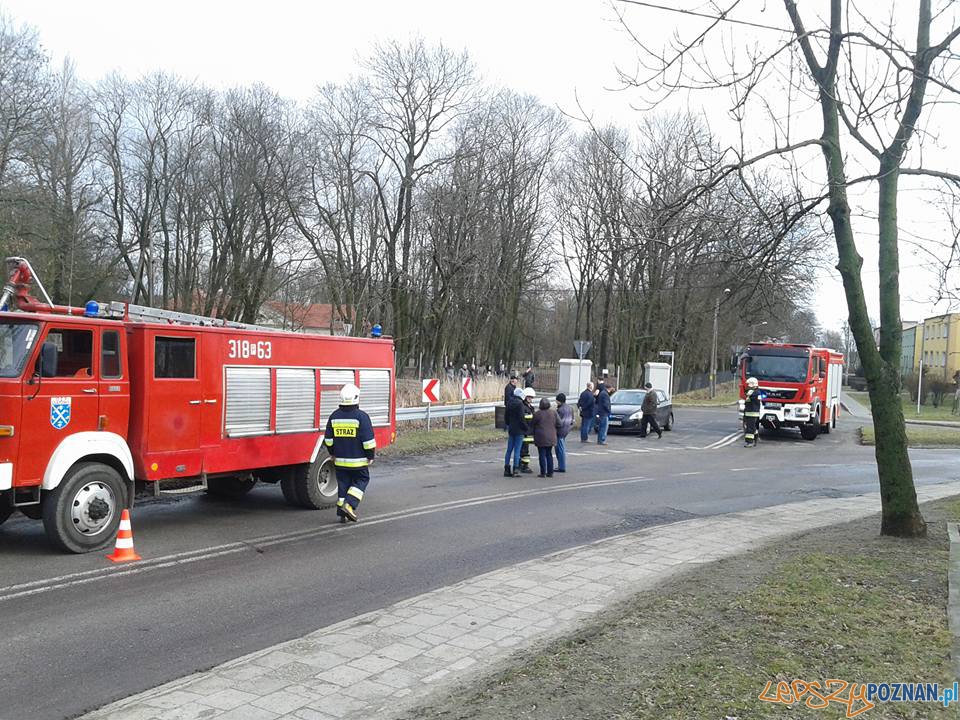 Samochód (prawie) w stawie Foto: OSP Gułtowy Samochód (prawie) w stawie Foto: OSP Gułtowy