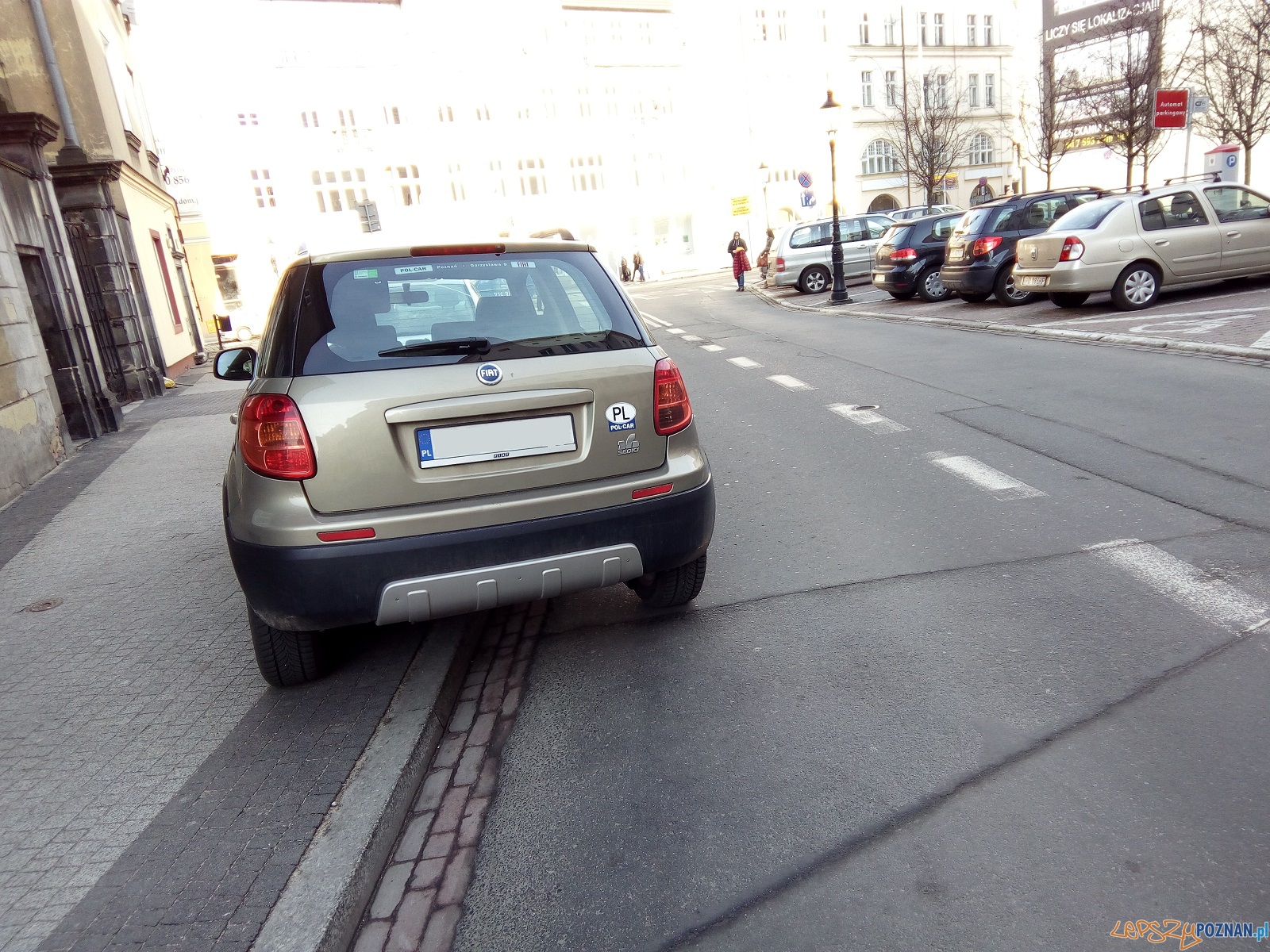 Parkowane przy Placu Kolegiackim - Poznań 07.02.2016 r. Foto: Paweł Parkowane przy Placu Kolegiackim - Poznań 07.02.2016 r. Foto: Paweł