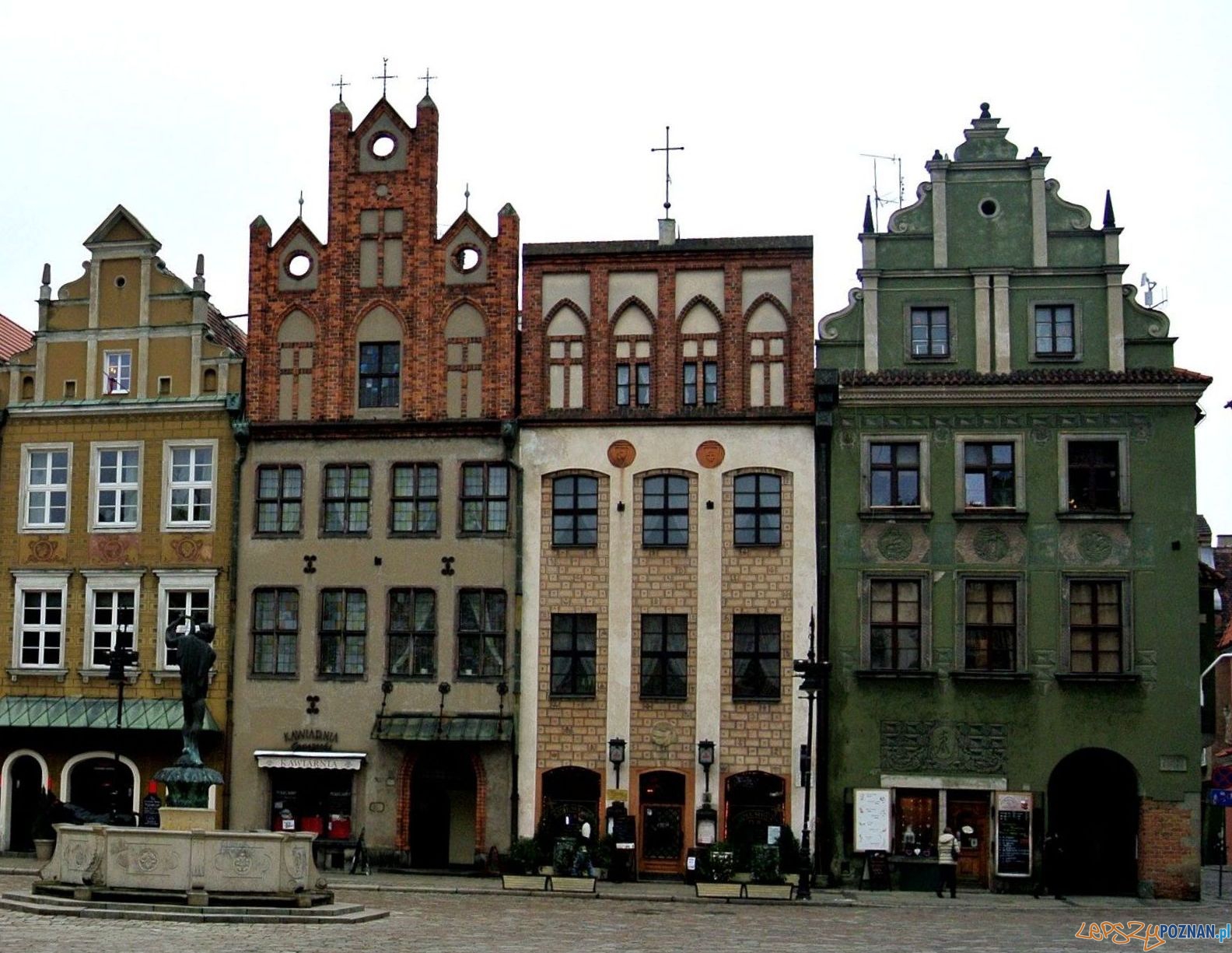 Pierzeja wschodnia Starego Rynku z kamienicą Pod daszkiem (nr 50) Foto: Jan Kaczmarek 22 / poznan.wikia.com Pierzeja wschodnia Starego Rynku z kamienicą Pod daszkiem (nr 50) Foto: Jan Kaczmarek 22 / poznan.wikia.com