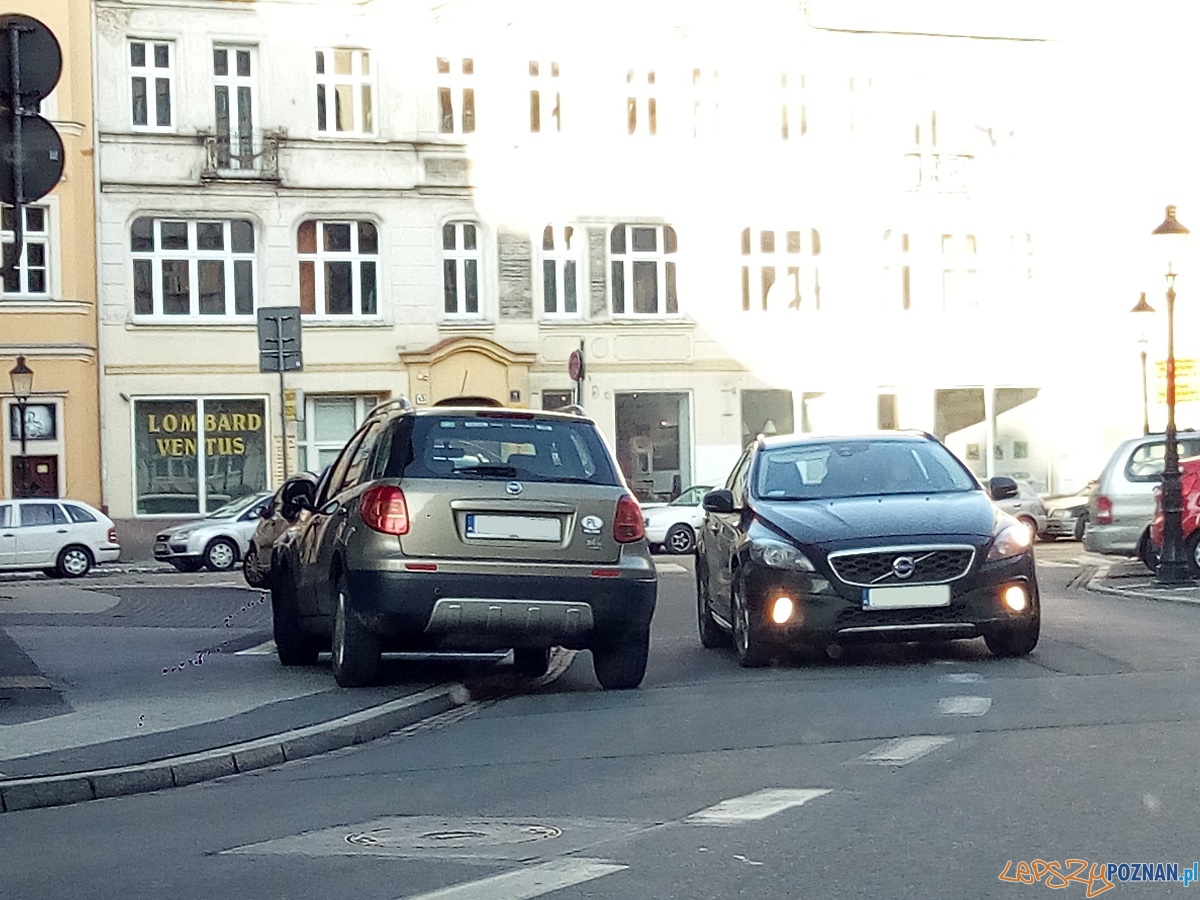 Parkowane przy Placu Kolegiackim - Poznań 07.02.2016 r. Foto: Paweł Parkowane przy Placu Kolegiackim - Poznań 07.02.2016 r. Foto: Paweł