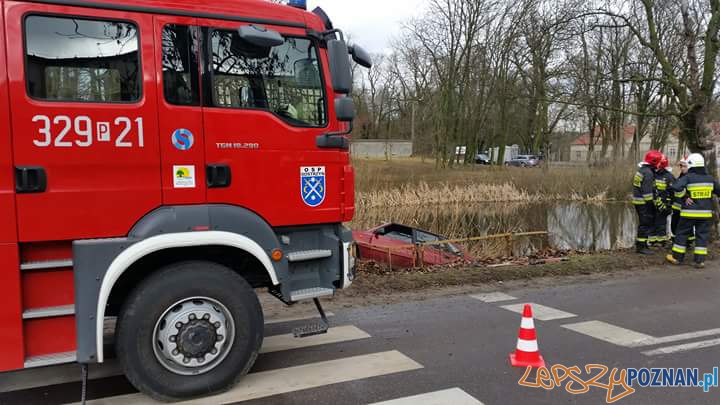 Samochód (prawie) w stawie Foto: OSP Kostrzyn Samochód (prawie) w stawie Foto: OSP Kostrzyn