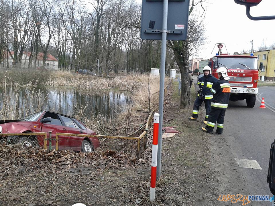 Samochód (prawie) w stawie Foto: OSP Gułtowy Samochód (prawie) w stawie Foto: OSP Gułtowy