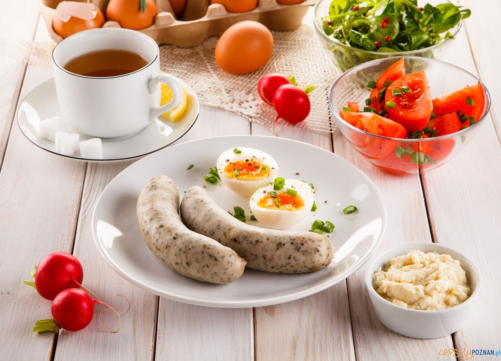 Easter breakfast - eggs, boiled white sausages and vegetables Foto: Jacek Chabraszewski / Fundacja BOŚ Easter breakfast - eggs, boiled white sausages and vegetables Foto: Jacek Chabraszewski / Fundacja BOŚ