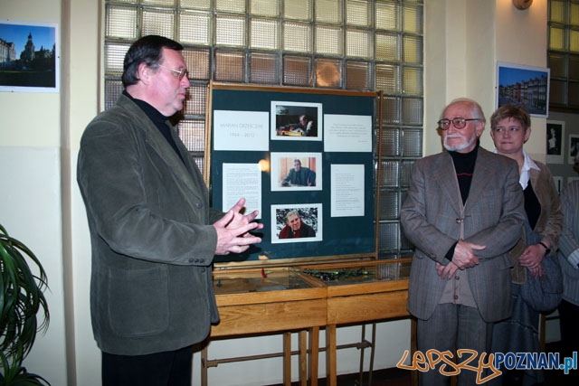 Wystawa poświęcona Marianowi Grześczakowi w Bibliotece Raczyńskich w Poznaniu. Od lewej: prezes Stowarzyszenia Pisarzy Polskich Sergiusz Sterna-Wachowiak; Ryszard Danecki, poeta, poznański przyjaciel Grześczaka z Wierzbaka i towarzysz jego szalonych poznańskich eskapad; Inga Grześczak (9 lutego 2010) Foto: grzesczak.pl Wystawa poświęcona Marianowi Grześczakowi w Bibliotece Raczyńskich w Poznaniu. Od lewej: prezes Stowarzyszenia Pisarzy Polskich Sergiusz Sterna-Wachowiak; Ryszard Danecki, poeta, poznański przyjaciel Grześczaka z Wierzbaka i towarzysz jego szalonych poznańskich eskapad; Inga Grześczak (9 lutego 2010) Foto: grzesczak.pl