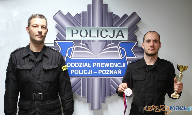 st. post. Piotr Odważny i dowódca IV Kompanii OPP Poznań nadkom. Marcin Fornalik Foto: KMP st. post. Piotr Odważny i dowódca IV Kompanii OPP Poznań nadkom. Marcin Fornalik Foto: KMP