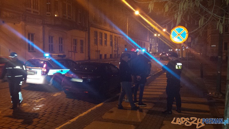 Nocna akcja policji na Starym Mieście Foto: materiały KM Policji w Poznaniu Nocna akcja policji na Starym Mieście Foto: materiały KM Policji w Poznaniu