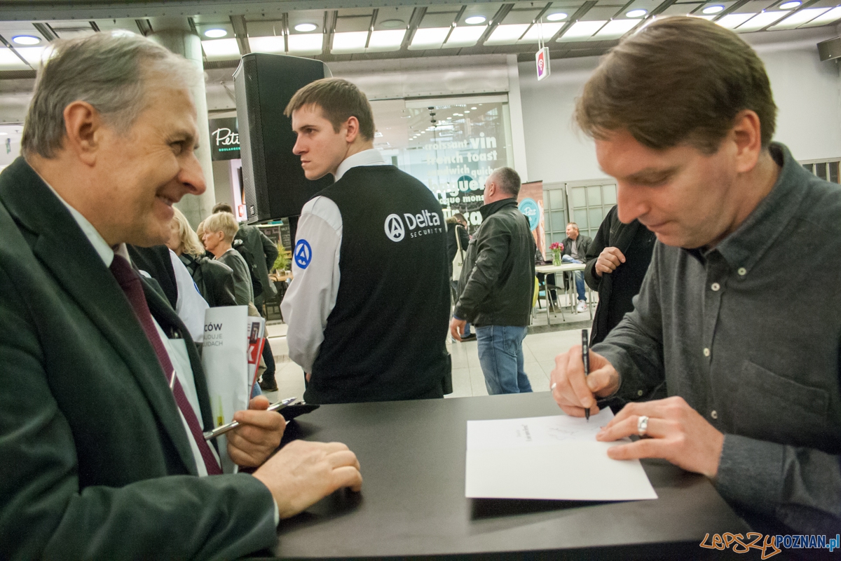 Tomasz Lis w empiku (15.03.2016) Foto: © lepszyPOZNAN.pl / Karolina Kiraga Tomasz Lis w empiku (15.03.2016) Foto: © lepszyPOZNAN.pl / Karolina Kiraga