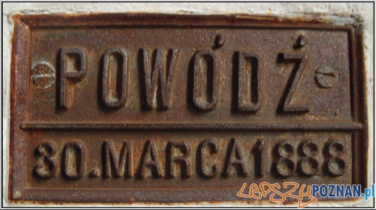 Tabliczka pokazująca poziom wód podczas powodzi 1888 r na Kościele Bozego Ciała Foto: poznan.wikia.com Tabliczka pokazująca poziom wód podczas powodzi 1888 r na Kościele Bozego Ciała Foto: poznan.wikia.com