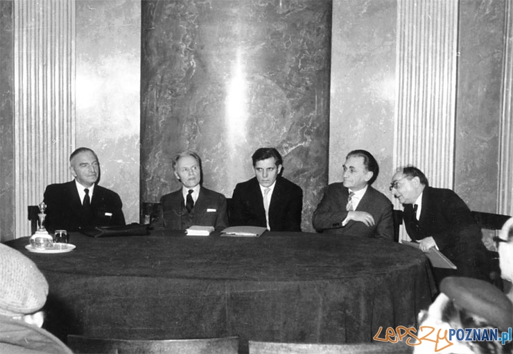 Wręczenie nagrody za najciekawszy debiut poetycki w 1960 roku (za tom wierszy Lumpenezje). Od lewej: Anatol Stern, Julian Przyboś, Marian Grześczak, Mieczysław Jastrun, Adam Ważyk. Ratusz w Poznaniu, 1960 r. Foto: grzesczak.pl Wręczenie nagrody za najciekawszy debiut poetycki w 1960 roku (za tom wierszy Lumpenezje). Od lewej: Anatol Stern, Julian Przyboś, Marian Grześczak, Mieczysław Jastrun, Adam Ważyk. Ratusz w Poznaniu, 1960 r. Foto: grzesczak.pl