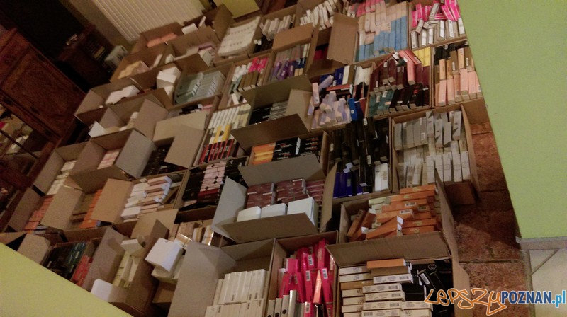 Podrabiane perfumy - to pachnie przestępstwem Foto: KWP w Poznaniu Podrabiane perfumy - to pachnie przestępstwem Foto: KWP w Poznaniu