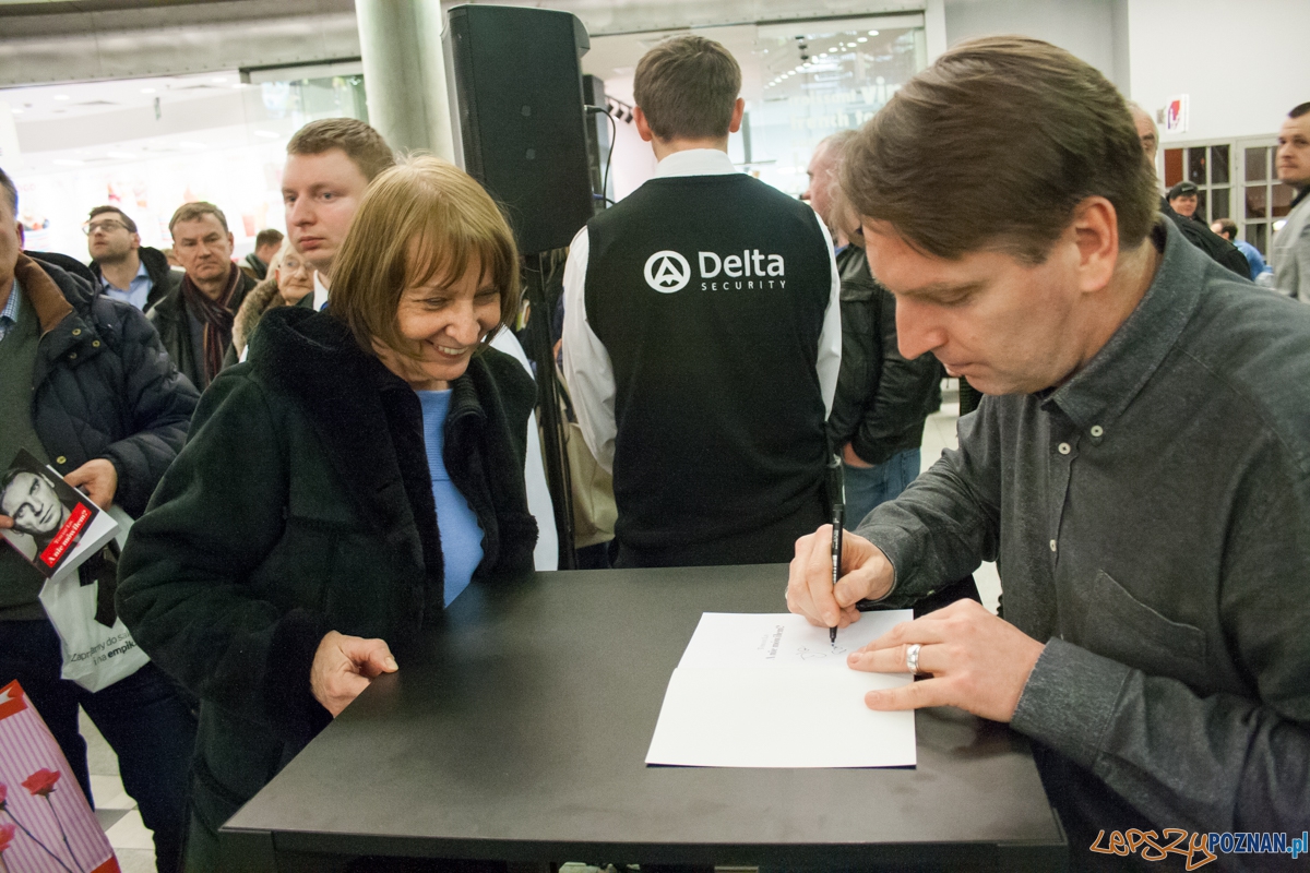 Tomasz Lis w empiku (15.03.2016) Foto: © lepszyPOZNAN.pl / Karolina Kiraga Tomasz Lis w empiku (15.03.2016) Foto: © lepszyPOZNAN.pl / Karolina Kiraga