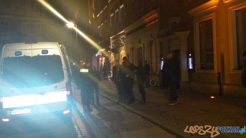 Nocna akcja policji na Starym Mieście Foto: materiały KM Policji w Poznaniu Nocna akcja policji na Starym Mieście Foto: materiały KM Policji w Poznaniu