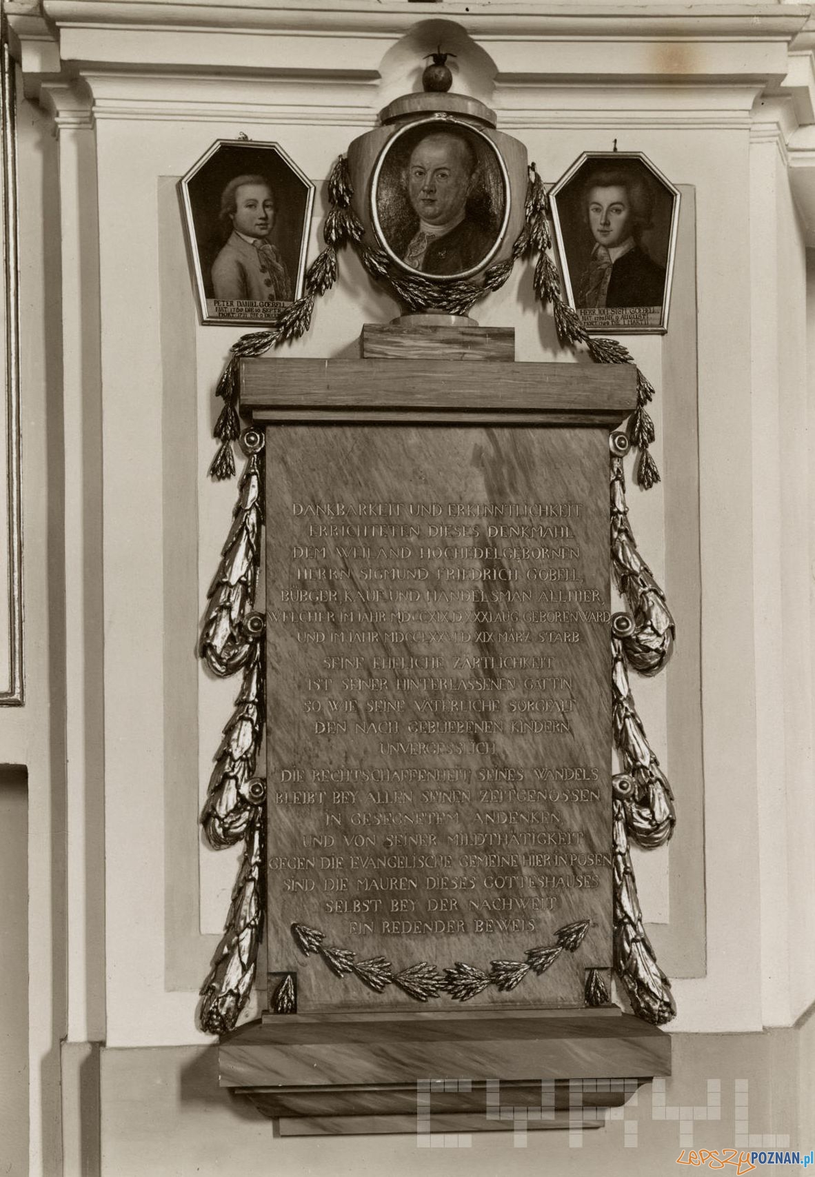 Epitafium Zygmunta Fryderyka Goebla z portretem zmarłego i jego dwóch synów" Piotra Daniela i Jana Zygmunta w kościele Wszystkich Świętych 1930 Foto: Roman Stefan Ulatowski / Cyrtl Epitafium Zygmunta Fryderyka Goebla z portretem zmarłego i jego dwóch synów" Piotra Daniela i Jana Zygmunta w kościele Wszystkich Świętych 1930 Foto: Roman Stefan Ulatowski / Cyrtl