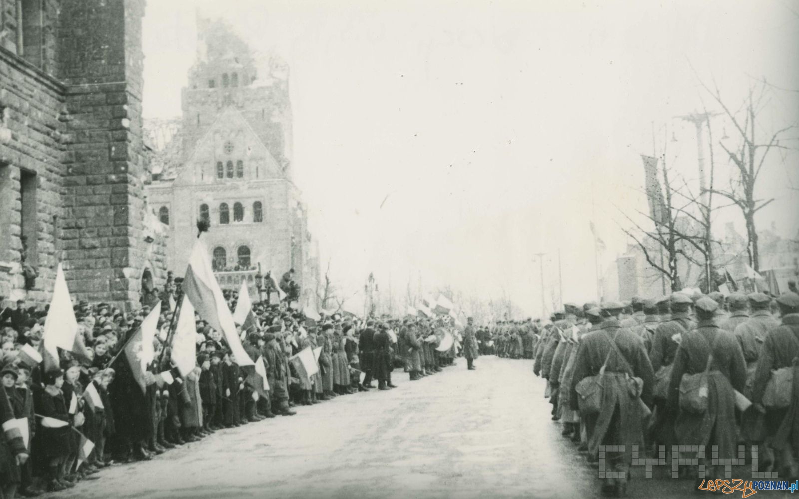 Defilada wojskowa przed Zamkiem po zdobyciu Poznania - 8.03.1945 Foto: Zbigniew Zielonacki / Cyryl Defilada wojskowa przed Zamkiem po zdobyciu Poznania - 8.03.1945 Foto: Zbigniew Zielonacki / Cyryl
