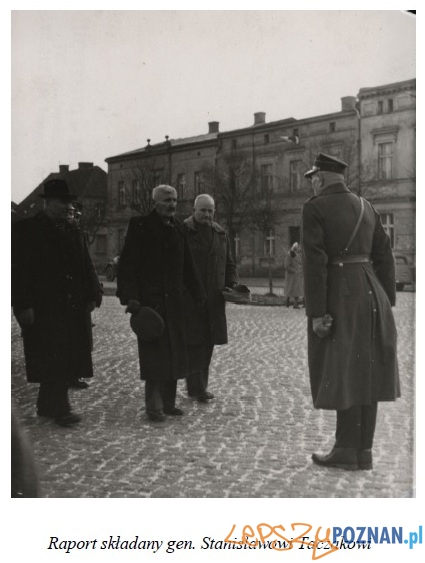 Raport składany dowódcy Powstanie Wielkopolskiego podczas uroczystości na Rynku w Gostyniu Foto: gaso-gostyn.pl Raport składany dowódcy Powstanie Wielkopolskiego podczas uroczystości na Rynku w Gostyniu Foto: gaso-gostyn.pl