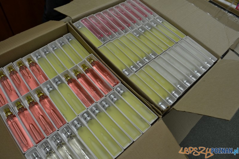 Podrabiane perfumy - to pachnie przestępstwem Foto: KWP w Poznaniu Podrabiane perfumy - to pachnie przestępstwem Foto: KWP w Poznaniu