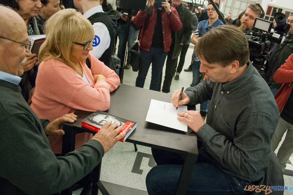 Tomasz Lis w empiku (15.03.2016) Foto: © lepszyPOZNAN.pl / Karolina Kiraga Tomasz Lis w empiku (15.03.2016) Foto: © lepszyPOZNAN.pl / Karolina Kiraga
