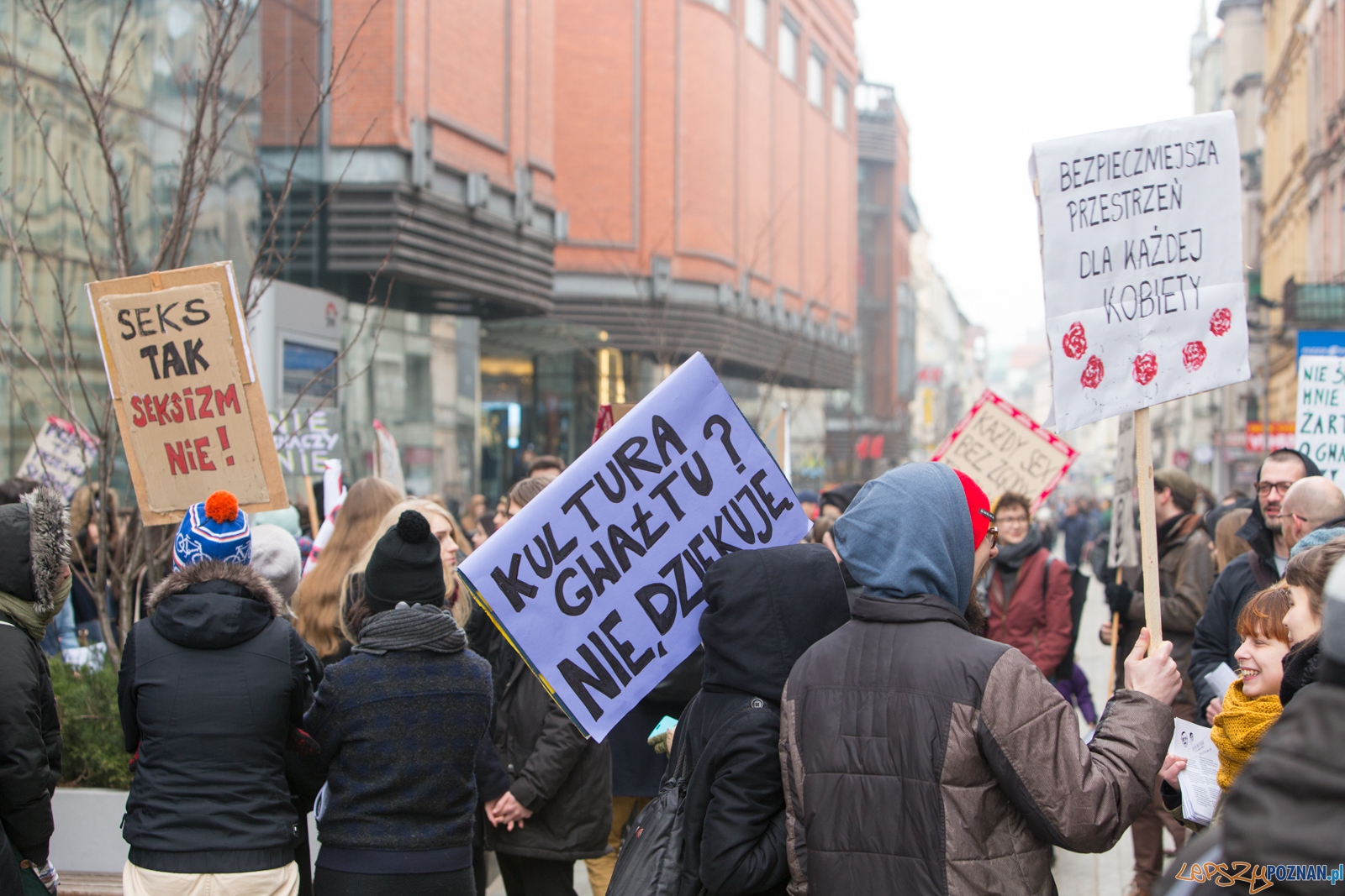 Solidarnie przeciw kulturze gwałtu – Manifa 2016 w Poznaniu Foto: lepszyPOZNAN.pl / Piotr Rychter Solidarnie przeciw kulturze gwałtu – Manifa 2016 w Poznaniu Foto: lepszyPOZNAN.pl / Piotr Rychter
