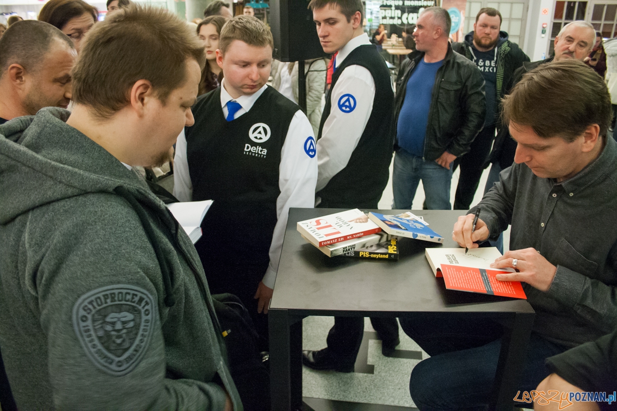 Tomasz Lis w empiku (15.03.2016) Foto: © lepszyPOZNAN.pl / Karolina Kiraga Tomasz Lis w empiku (15.03.2016) Foto: © lepszyPOZNAN.pl / Karolina Kiraga