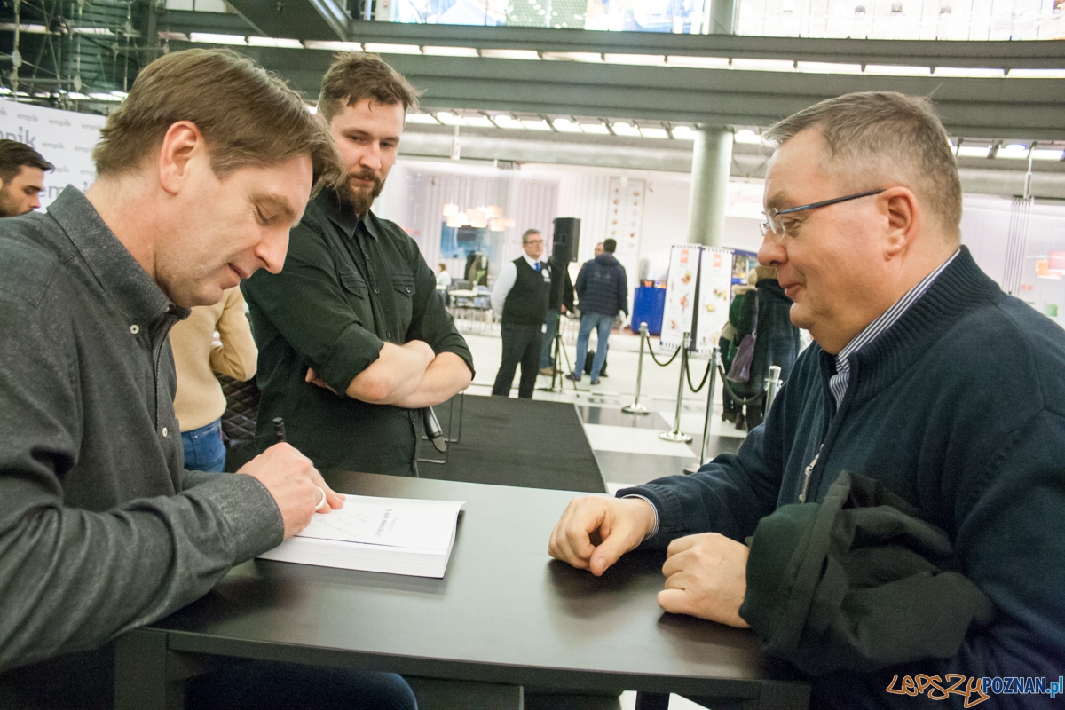 Tomasz Lis w empiku (15.03.2016) Foto: © lepszyPOZNAN.pl / Karolina Kiraga Tomasz Lis w empiku (15.03.2016) Foto: © lepszyPOZNAN.pl / Karolina Kiraga