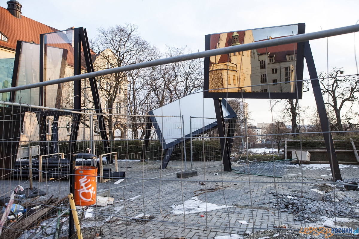 Lustra - instalacja autorstwa prof. Berdyszaka Foto: Anna B. Gregorczyk / Rada Osiedla Stare Miasto Lustra - instalacja autorstwa prof. Berdyszaka Foto: Anna B. Gregorczyk / Rada Osiedla Stare Miasto