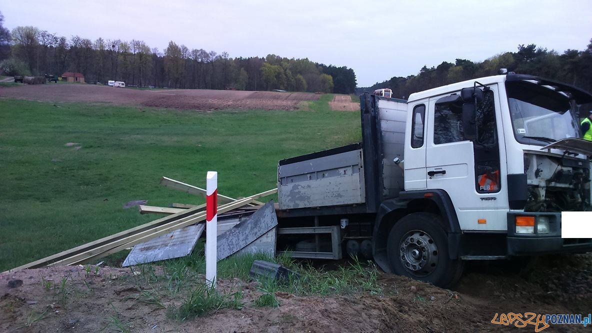 Zderzenie bany z ciężarówką Foto: OSP Skoki / M. Michalak Zderzenie bany z ciężarówką Foto: OSP Skoki / M. Michalak