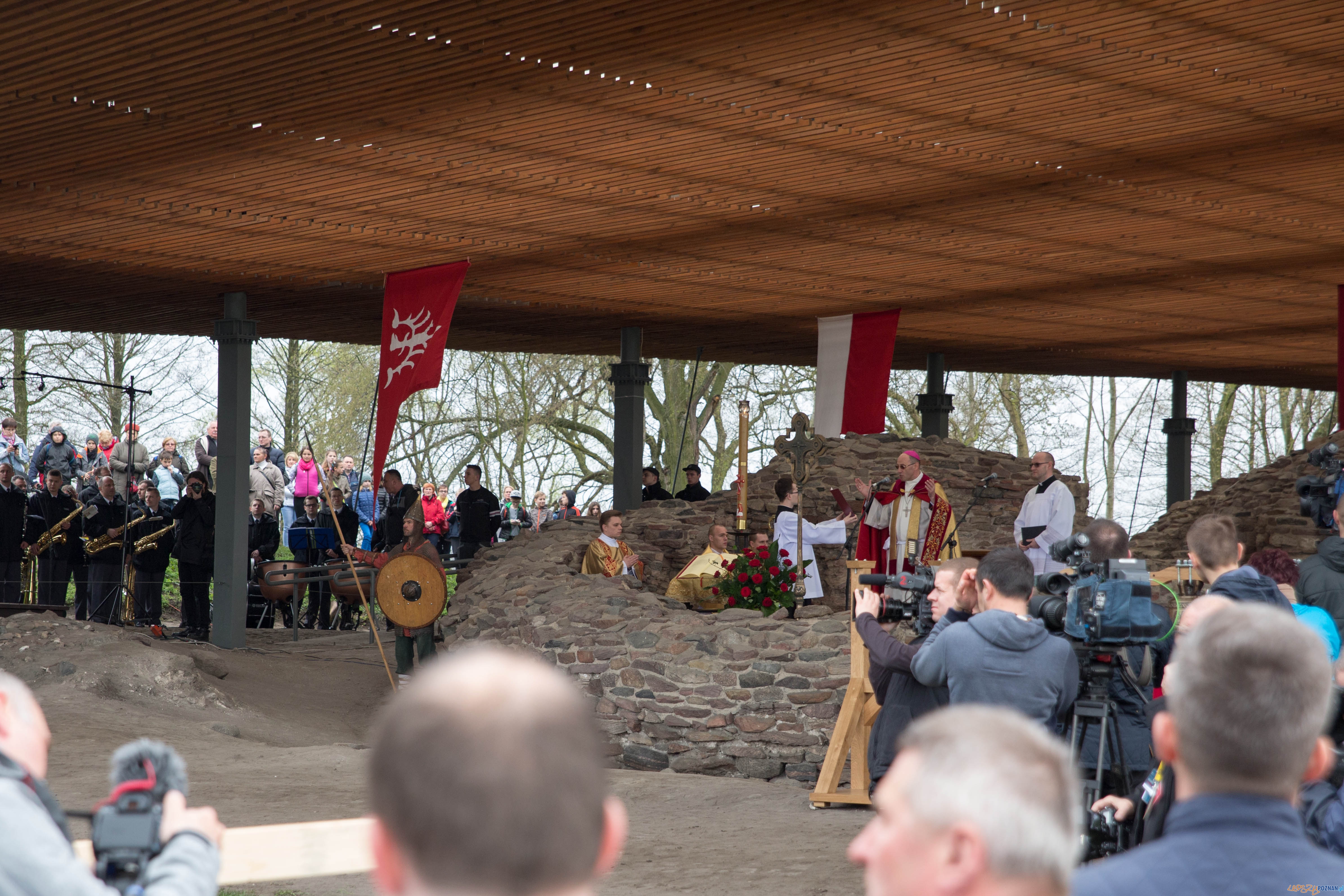 1050-lecie Chrztu Polski - uroczystości na Ostrowie Lednickim Foto: lepszyPOZNAN.pl / Katarzyna Stawecka 1050-lecie Chrztu Polski - uroczystości na Ostrowie Lednickim Foto: lepszyPOZNAN.pl / Katarzyna Stawecka