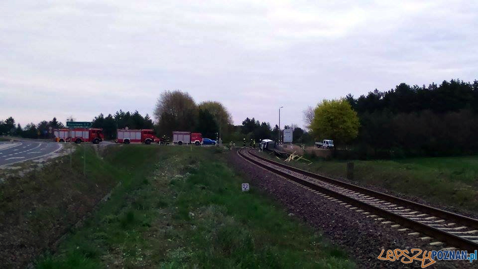 Zderzenie bany z ciężarówką Foto: OSP Skoki / M. Michalak Zderzenie bany z ciężarówką Foto: OSP Skoki / M. Michalak