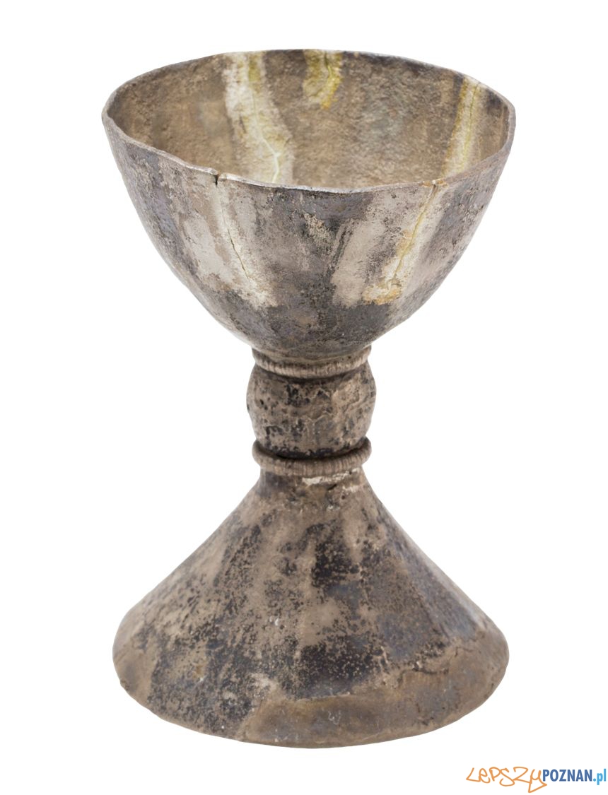 Kielich srebrny, koniec XI lub pocz. XII w. Katedra poznańska, grób nr 73. Foto: P. Silska / Muzeum Archeologiczne Kielich srebrny, koniec XI lub pocz. XII w. Katedra poznańska, grób nr 73. Foto: P. Silska / Muzeum Archeologiczne