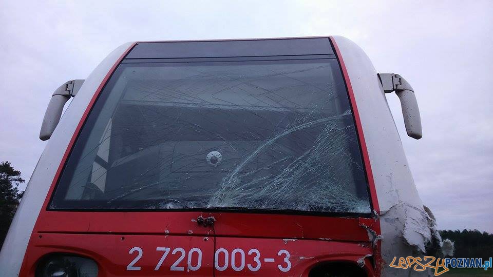 Zderzenie bany z ciężarówką Foto: OSP Skoki / M. Michalak Zderzenie bany z ciężarówką Foto: OSP Skoki / M. Michalak